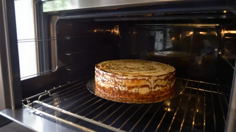 Votre gâteau s’aplatit toujours au milieu ? Ce minuscule oubli avant d’enfourner ruine tout (et se corrige en 2 minutes)
